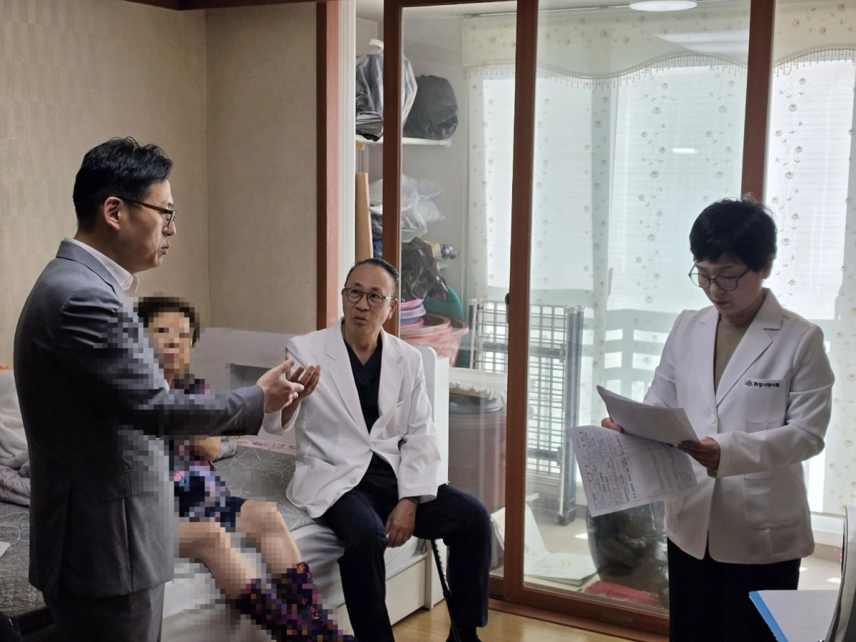 화성시 다학제 팀이 어르신 가정을 방문해 통합 돌봄 서비스를 제공하며 건강 상태를 점검하고 있다. (화성시 제공)
