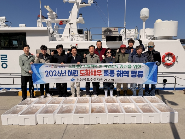 경북 수산자원연구원 관계자 등이 지난 16일 울릉 해역에 도화새우 15만 마리를 방류하고 기념 사진을 촬영하고 있다. 경북도 제공