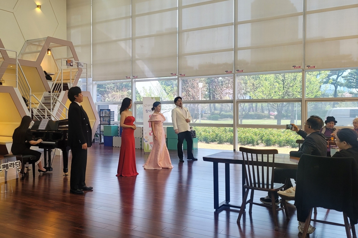 지난 15일 광주시청 로비에서 ‘오페라 THE 가까이’가 열렸다. 점심시간 시청에 들른 시민들이 공연을 즐기고 있다. 광주광역시 제공