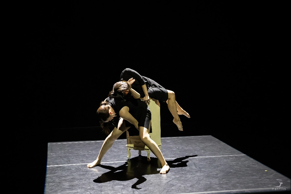 현대무용단-탐은 4월 25일 서울 서강대 메리홀 대극장에서 마수정 안무가의 ‘그대로 두기로 하지’를 올린다. 탐 제공·ⓒSongInho