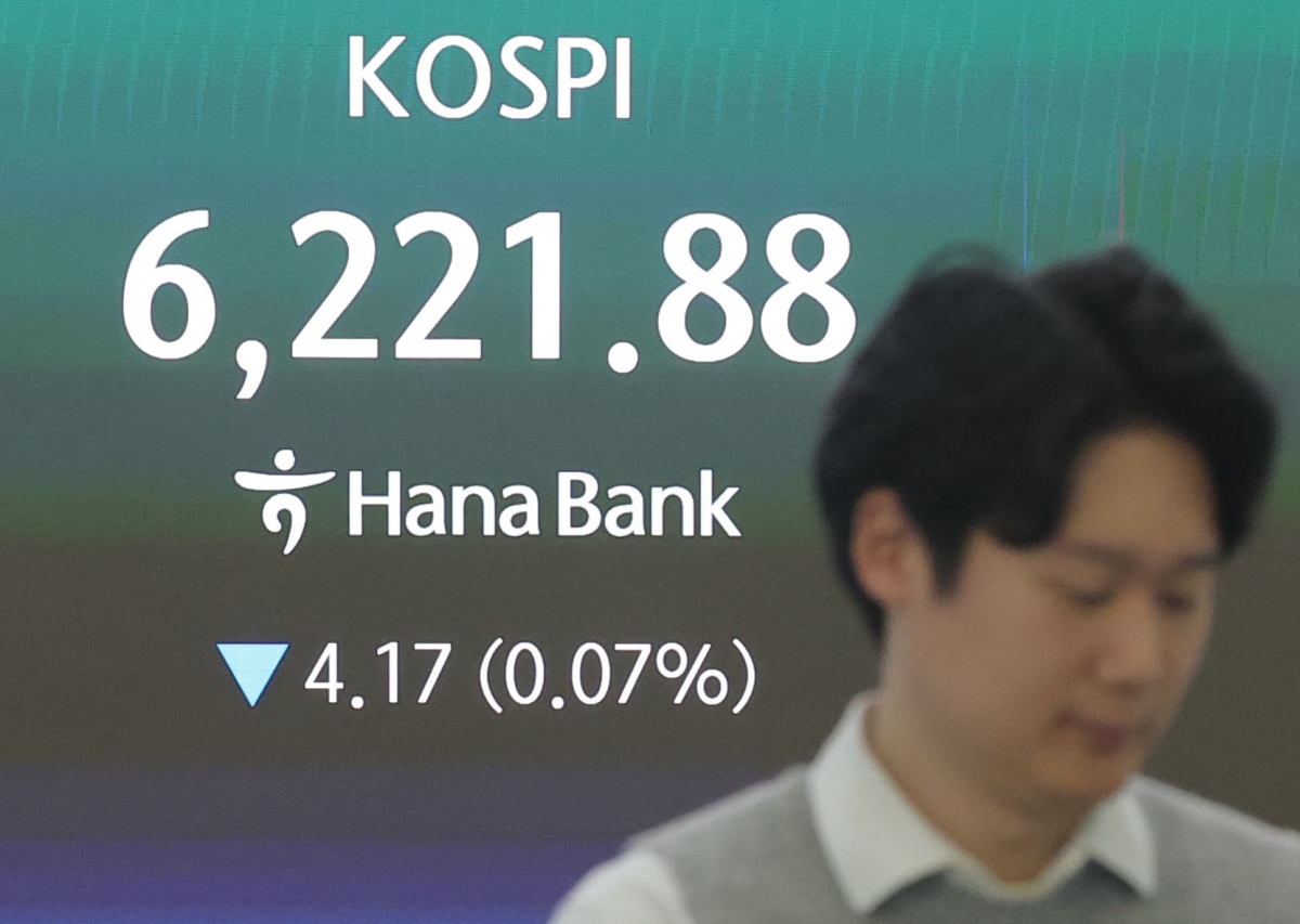 17일 오전 서울 중구 하나은행 본점 딜링룸에서 딜러가 업무를 보고 있다.  이날 코스피는 전날보다 1.28p(0.02%) 오른 6227.33으로 시작했다. 원/달러 환율은 6.8원 오른 1481.4원으로, 코스닥은 3.81p(0.33%) 오른 1166.78로 개장했다. 연합뉴스