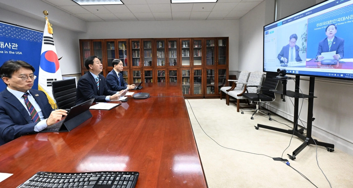 구윤철 부총리, 비상경제본부회의 주재     (서울=연합뉴스) 주요 20개국(G20) 재무장관회의 및 국제통화기금(IMF)/세계은행(WB) 춘계회의 참석차 미국 워싱턴DC를 방문 중인 구윤철 부총리 겸 재정경제부 장관이 16일 (현지시간) 주미국대한민국대사관에서 워싱턴-서울 간 영상으로 ‘비상경제본부회의’를 주재하고 있다. 2026.4.17 [재정경제부 제공. 재판매 및 DB 금지]     photo@yna.co.kr