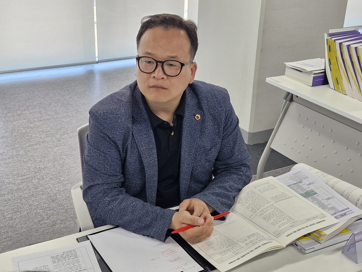 임창휘 의원이 16일 경기도교육청 결산검사 현장에서 서류를 검토하며 질의를 이어가고 있다.(사진=경기도의회)