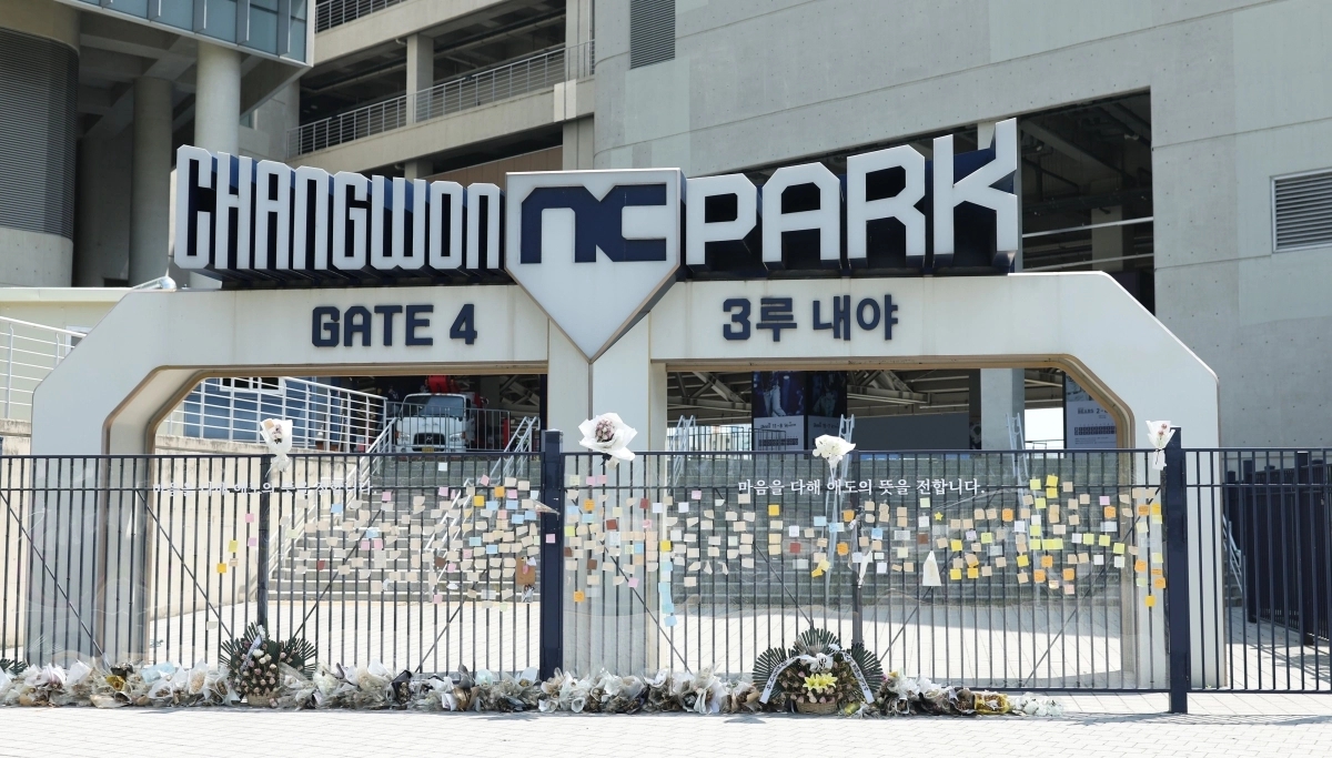 지난해 4월 창원NC파크에 루버 추락 사고로 사망한 고인을 추모하는 조화 등이 놓여 있다.  연합뉴스