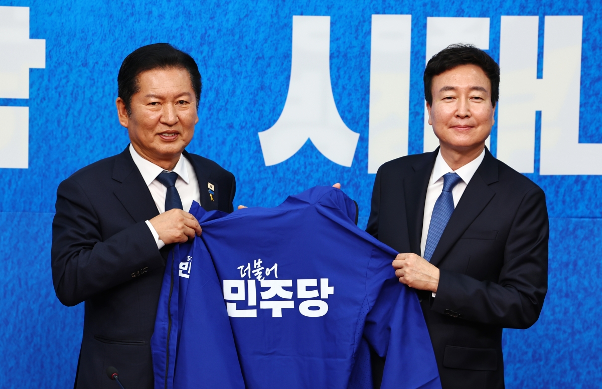 정청래 더불어민주당 대표가 17일 국회에서 열린 더불어민주당 인재영입식에서 1호 인재인 전태진 변호사와 당 점퍼를 들고 기념촬영하고 있다. 뉴시스