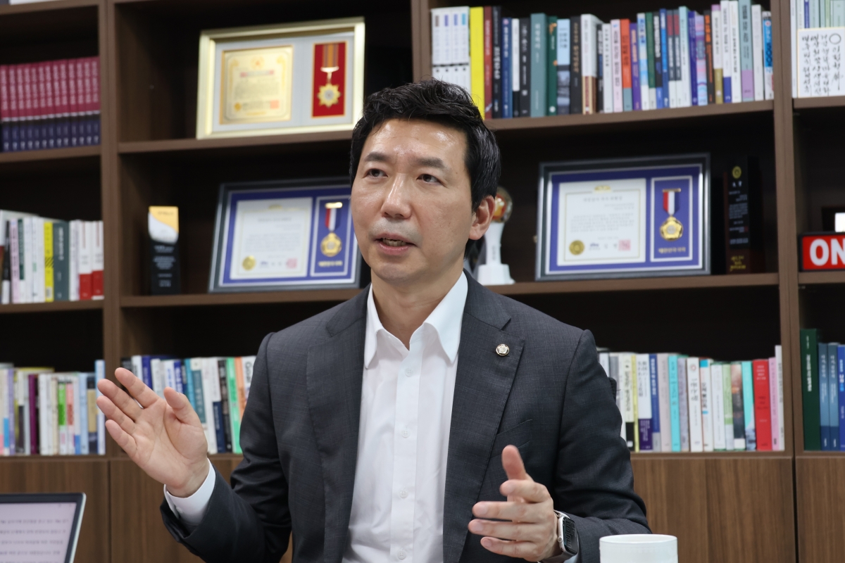 이정헌 더불어민주당 의원이 17일 국회 의원회관에서 서울신문과 인터뷰하고 있다. 이정헌 의원실 제공