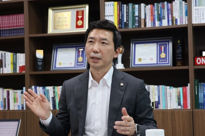 thumbnail - “어려움 처한 국민 돕는 게 재정의 원칙”…TBS 정상화 앞장선 與이정헌