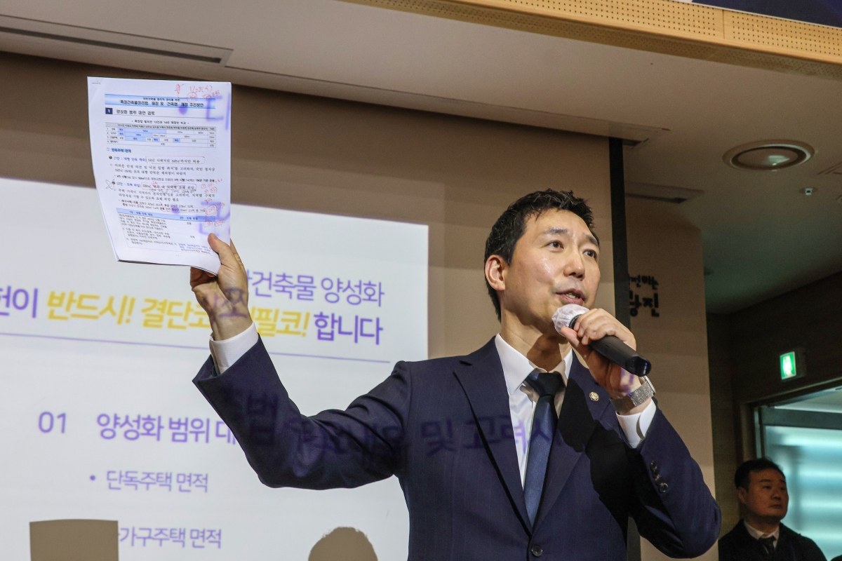 이정헌 더불어민주당 의원이 지난 2월 8일 서울 광진구 구의2동 주민센터에서 열린 ‘광진구갑 의정보고회’에서 ‘위반건축물 양성화’ 법안에 대해 설명하고 있다. 이정헌 의원실 제공