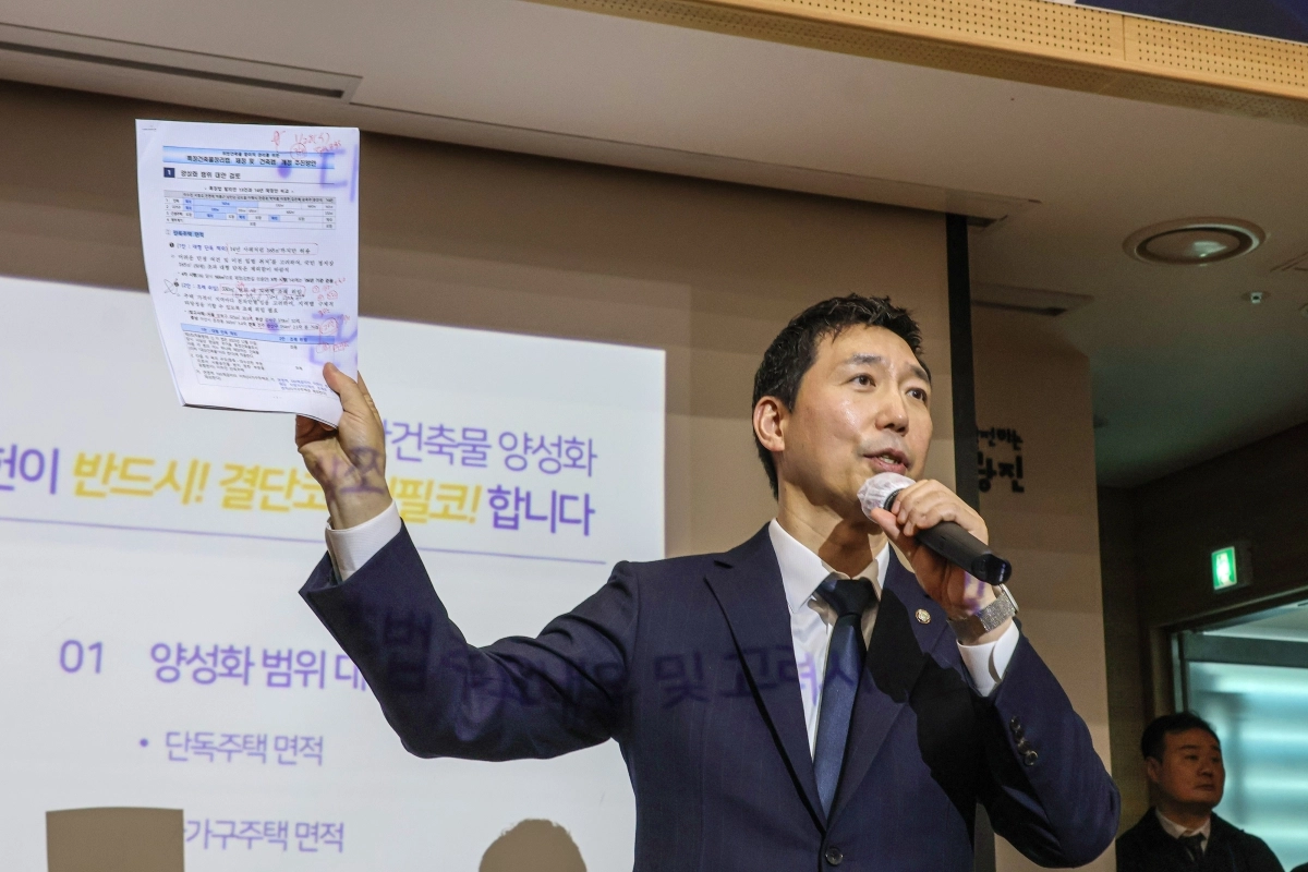 이정헌 더불어민주당 의원이 지난 2월 8일 서울 광진구 구의2동 주민센터에서 열린 ‘광진구갑 의정보고회’에서 ‘위반건축물 양성화’ 법안에 대해 설명하고 있다. 이정헌 의원실 제공