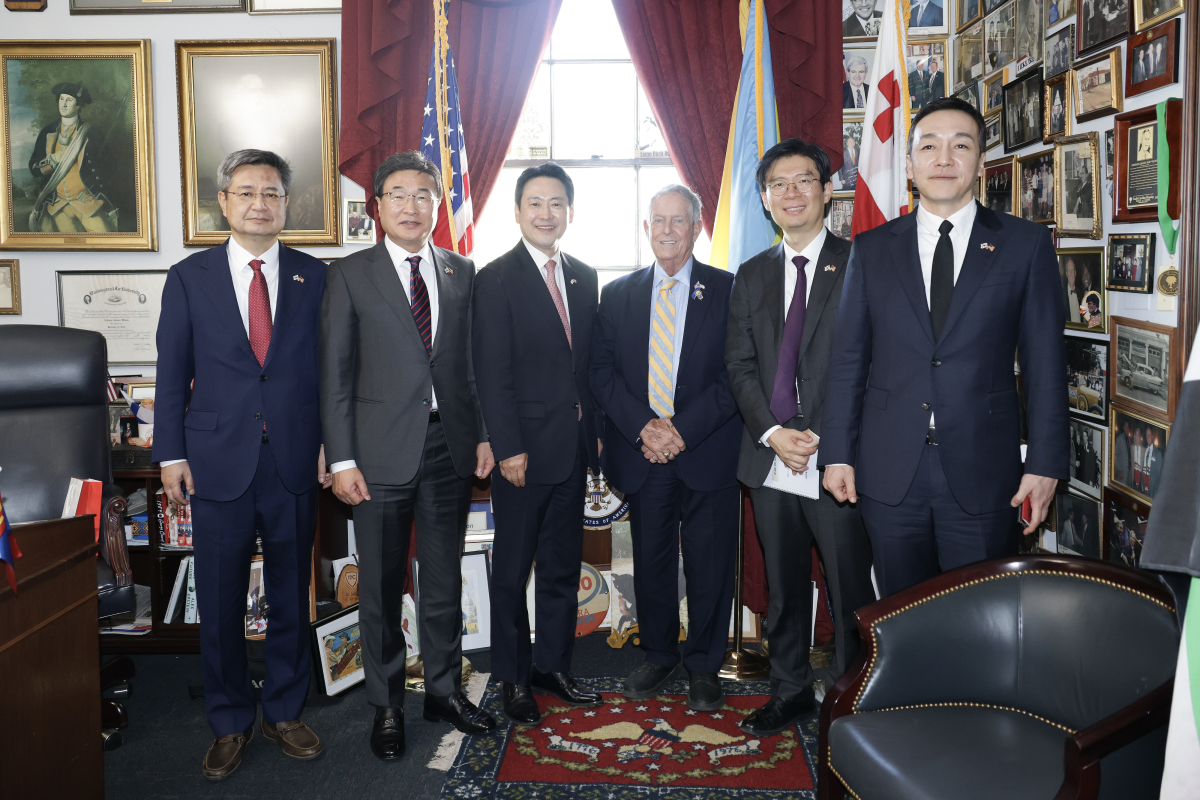 미국을 방문 중인 국민의힘 장동혁 대표가 14일(현지시간) 워싱턴DC에서 미 연방의회 지한파 모임 ‘코리아 코커스’에서 활동하는 조 윌슨 하원의원과 면담하며 기념 촬영하고 있다. 2026.4.16 [국민의힘 제공.