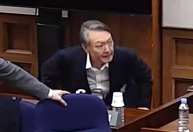 윤석열 전 대통령이 지난 2월 19일 서울 서초구 서울중앙지방법원에서 열린 12·3 비상계엄 관련 내란 우두머리 혐의 사건 1심 선고공판에 출석하고 있다. 서울중앙지법 제공