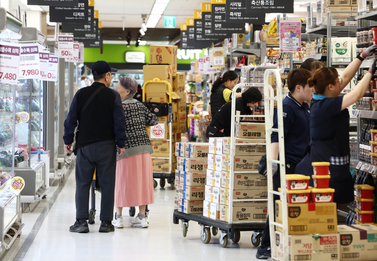 (서울=뉴스1) 김민지 기자 = 중동 전쟁 여파로 국제 유가와 원·달러 환율이 오르며 지난달 우리나라 수입 제품의 전반 가격이 28년여 만에 가장 큰 폭으로 오른 가운데 15일 서울 시내 대형마트에서 시민들이 장을 보고 있다. 2026.4.15/뉴스1