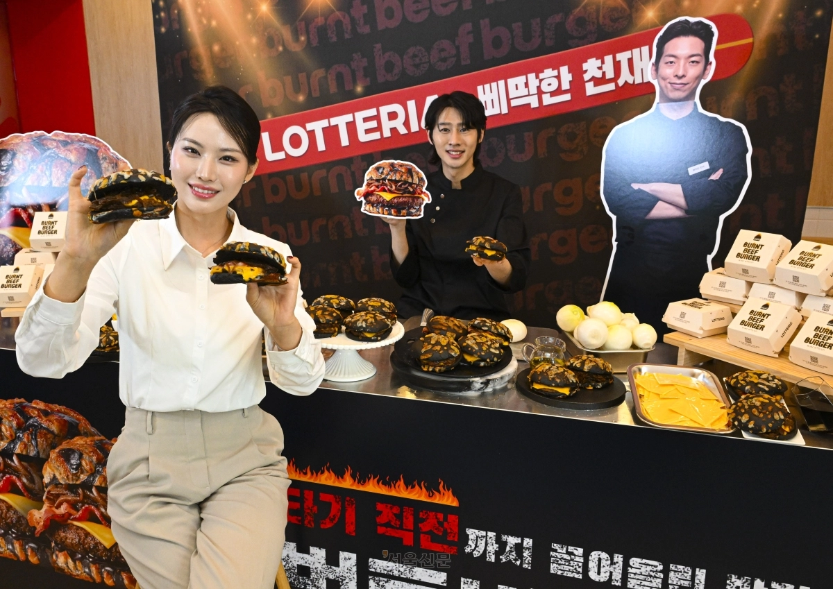 17일 서울 용산구 롯데리아 숙대입구역점에서 모델들이 신제품 ‘번트 비프버거’를 소개하고 있다. 번트 비프버거는 타기 직전까지 끌어올린 재료 본연의 풍미를 담아낸 제품으로 블랙번 상단에 체더 치즈와 모차렐라 치즈를 구워 진한 치즈 풍미를 느낄 수 있다. ‘삐딱한 천재’ 이찬양 셰프와 협업한 이번 신제품은 4월 17일부터 전국 롯데리아 매장에서 한정 수량으로 만나볼 수 있다. 2026.4.17 이지훈 기자