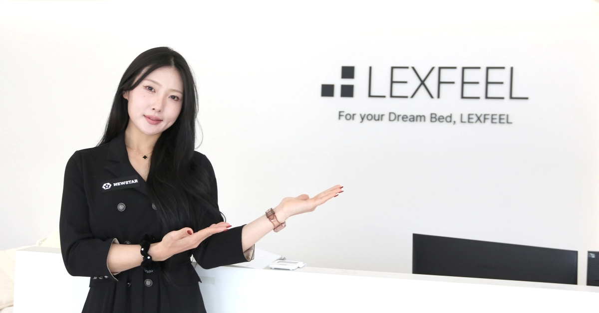 뉴스타홀딩스 소속 이다은 프로가 렉스필 본사에서 열린 조인식 현장에서 브랜드 로고를 배경으로 포즈를 취하고 있다.(사진=렉스필)