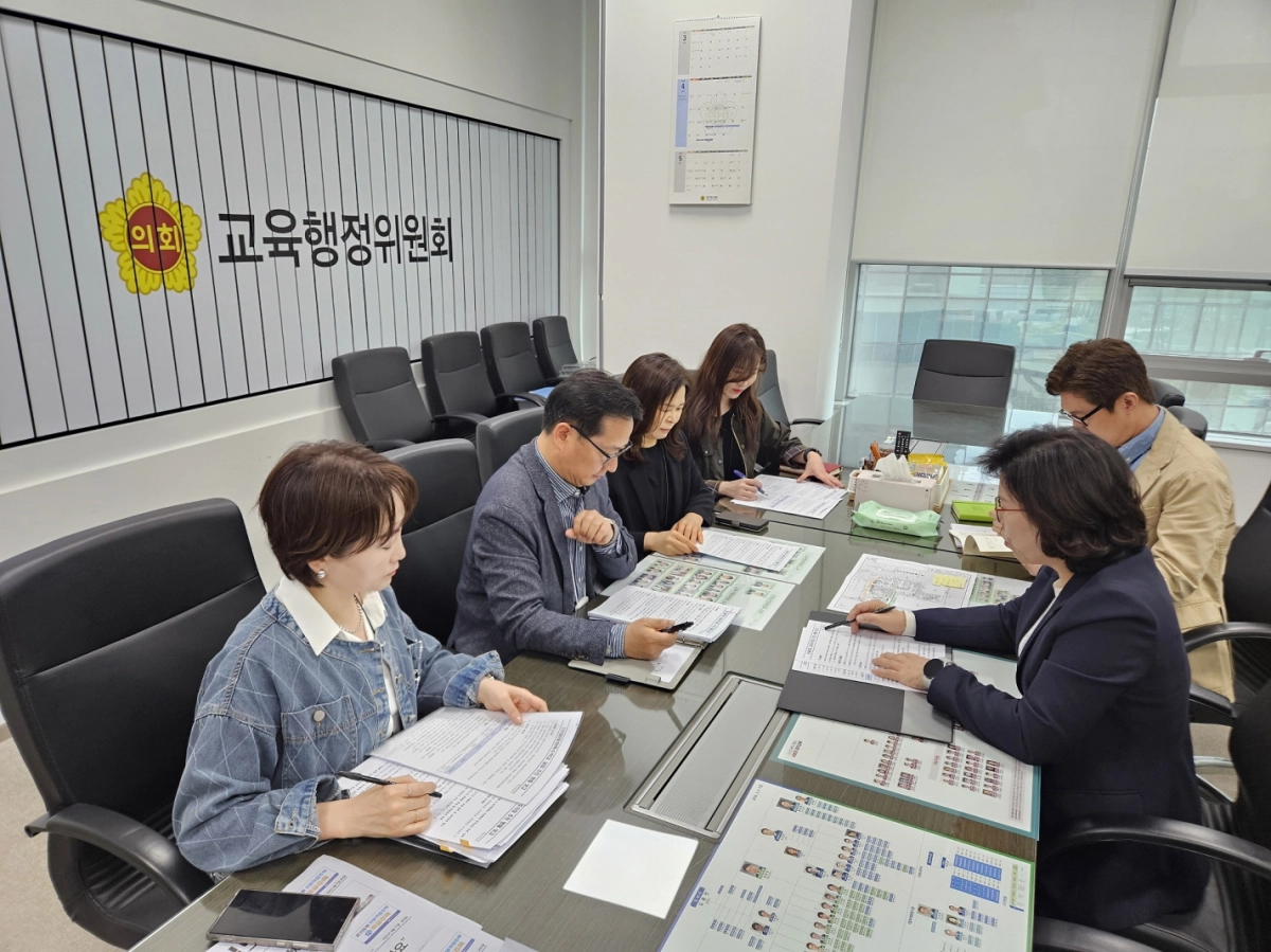 이애형 의원이 17일 경기도교육청 학교설립과로부터 ‘신설학교 지하주차장 추진 현황’을 보고 받고 있다.(사진=경기도의회)