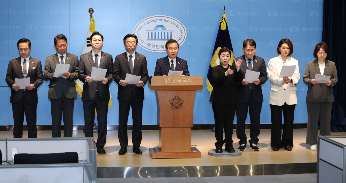 ‘윤석열 정권 정치검찰 조작기소 진상규명을 위한 국정조사 특별위원회’ 소속 더불어민주당·조국혁신당·진보당 의원들이 17일 국회 소통관에서 기자회견을 진행하고 있다. 연합뉴스