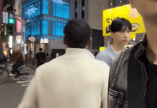 프로게이머 출신 배우 민찬기(가운데)가 16일 일본 후쿠오카를 여행하던 도중 마주오던 행인(왼쪽)이 의도적으로 자신의 몸에 어깨를 부딪치려는 상황을 가까스로 피하고 있다. 자료 : BJ 박진우 방송 화면