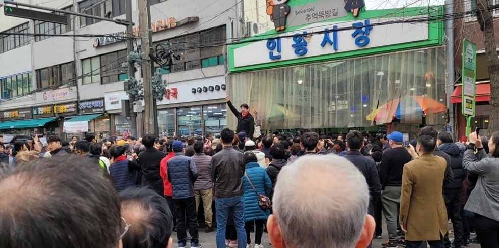 지난 2024년 2월, 유진상가 뒤 인왕시장에서 재정비 지구 지정의 필요성을 연설하는 문성호 서울시의원