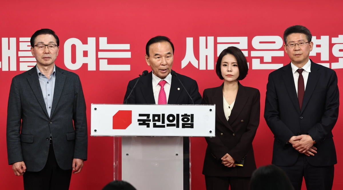 국민의힘 박덕흠 공천관리위원장이 14일 서울 영등포구 여의도 중앙당사에서 6·3 지방선거 경북도지사 최종 후보에 이철우 현 경북도지사를 확정, 발표하고 있다. 연합뉴스