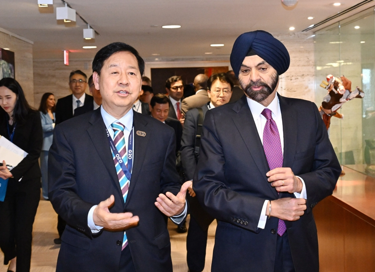 아제이 방가 세계은행 총재와 대화하는 구윤철 부총리