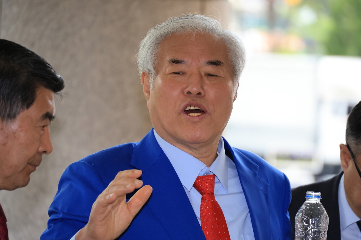 서울서부지법 난동 사태 배후로 지목돼 구속기소 뒤 보석으로 풀려난 전광훈 사랑제일교회 목사가 17일 서울 마포구 서울서부지법에서 열린 재판에 출석하고 있다. 2026.4.17 연합뉴스