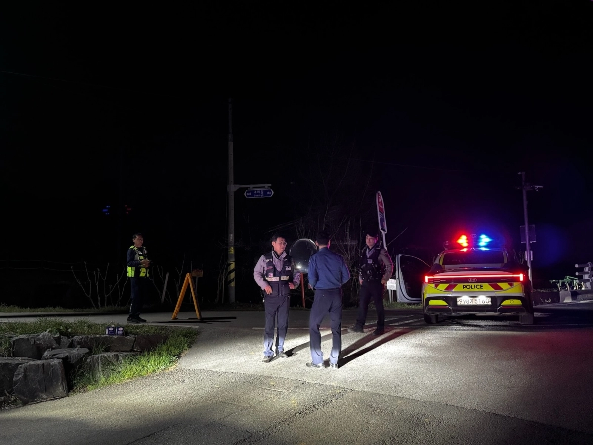 충남 예산군과 경찰이 공포 영화 배경이 된 살목지 인근에서 차량을 통제하고 있다. 군 제공