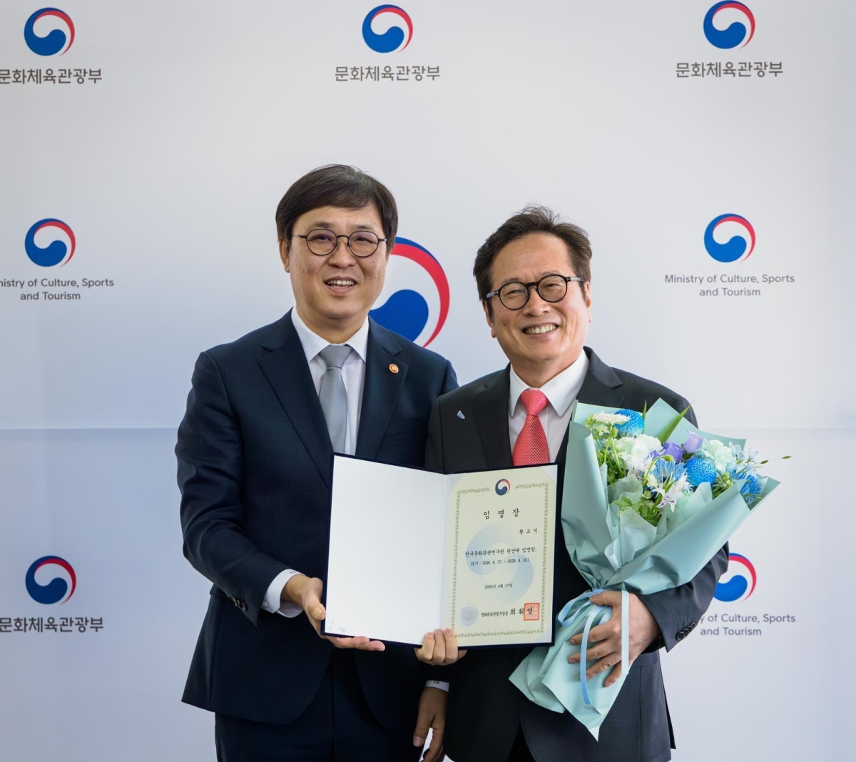 황교익(오른쪽) 맛 칼럼니스트가 최휘영 문화체육관광부 장관에게 임명장을 받고 기념사진을 찍고 있다. 문체부 제공