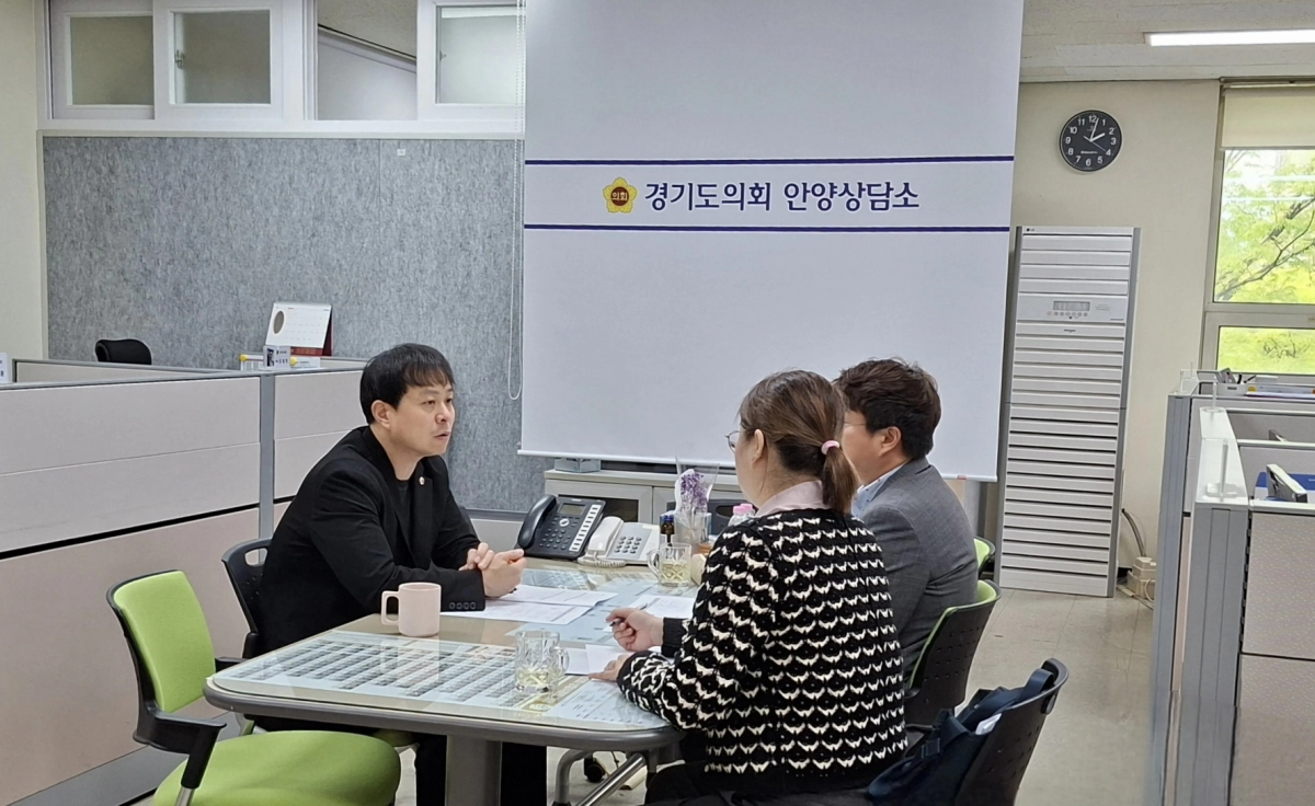 유영일 의원이 17일 의회 안양상담소에서 경기환경에너지진흥원 관계자로부터 2025년 경기도 감사위원회 종합감사 조치결과 보고를 받고 있다.(사진=경기도의회)