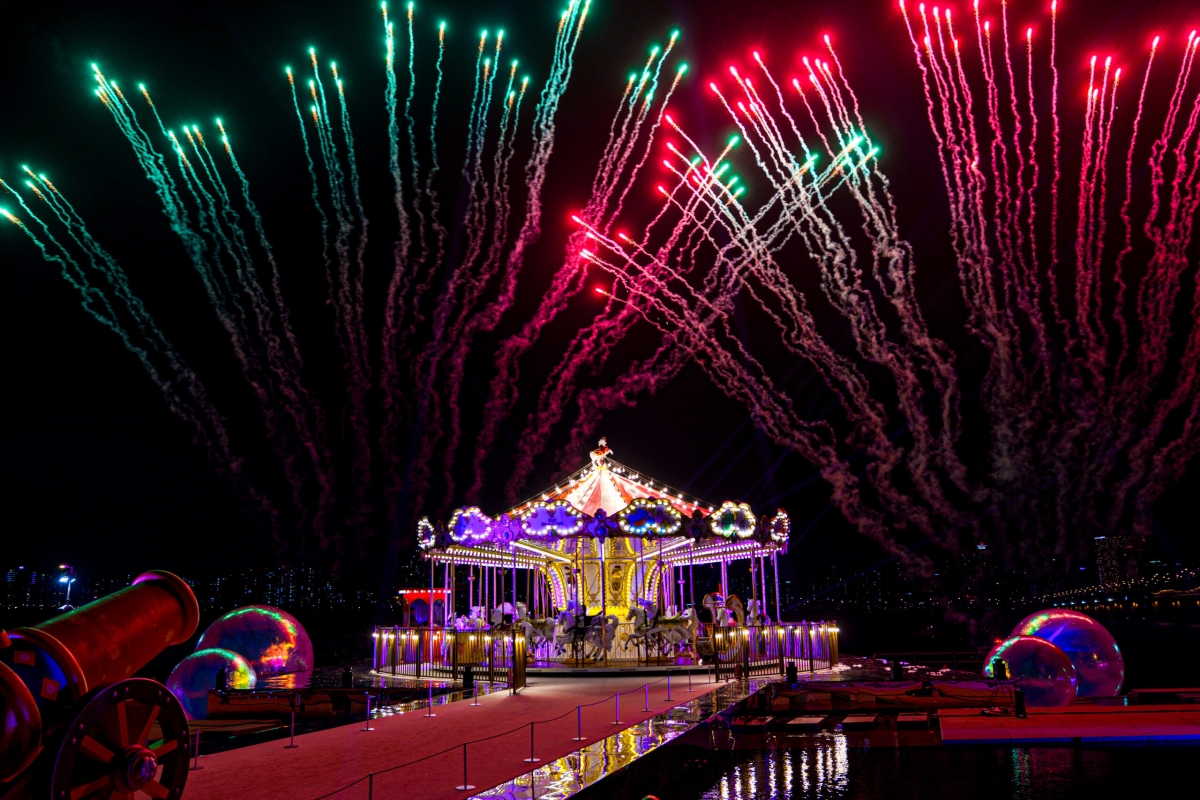 서울 여의도한강공원 물빛광장에서 운영 중인 ‘한강회전목마’를 배경으로 불꽃놀이 ‘시그니쳐쇼’가 진행되고 있다.  서울시 제공