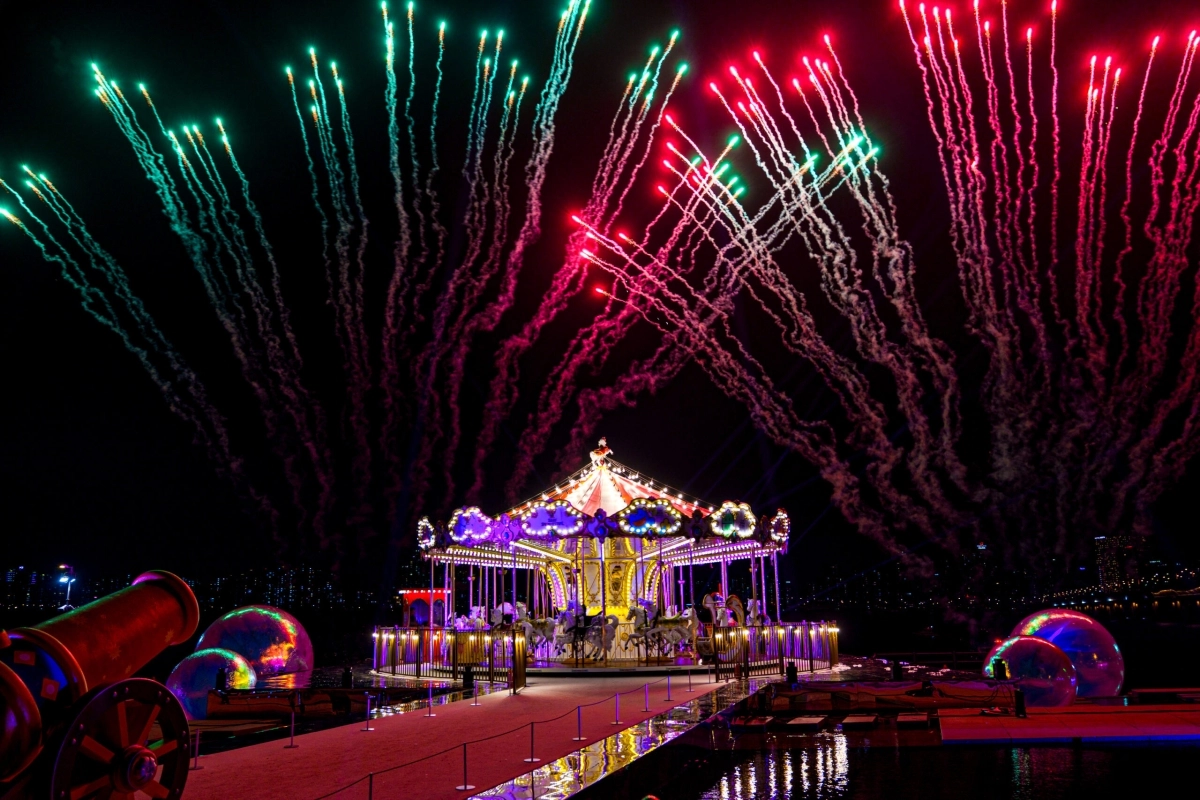 서울 여의도한강공원 물빛광장에서 운영 중인 ‘한강회전목마’를 배경으로 불꽃놀이 ‘시그니쳐쇼’가 진행되고 있다.  서울시 제공