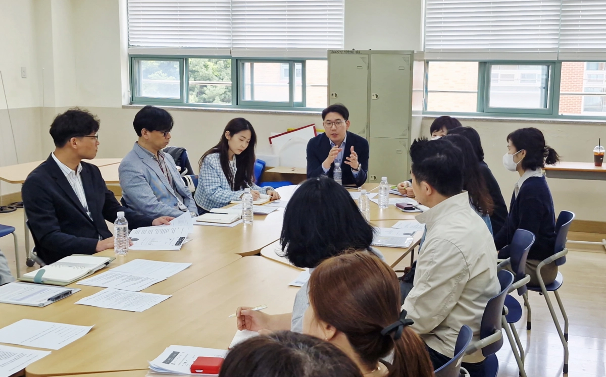 문승호 의원이 17일 수진중학교에서 간담회를 열고 수진중학교 교장과 학부모, 성남교육지원청 학생배치과 등 관계 부서 관계자들과 학급 수 감소에 따른 문제 전반에 대해 논의하고 있다.(사진=경기도의회)