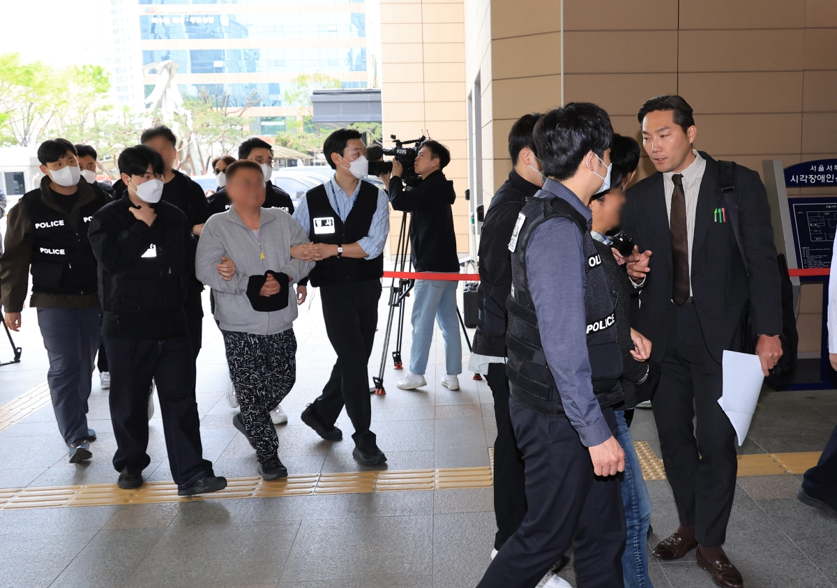 지난 15일 새벽 용산구 서울시교육청 옥상에서 복직을 요구하며 고공농성을 벌인 지혜복씨를 위해 건물 입구를 막은 혐의를 받는 민주노총 서비스연맹 고진수 세종호텔지부장 등이 17일 서울서부지법에서 열린 구속 전 피의자 심문에 출석하고 있다. 연합뉴스