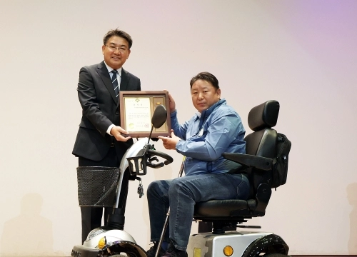 오승록 노원구청장이 17일 서울 노원구민의 전당 대강당에서 열린 ‘제46회 장애인의 날 기념식’에 참석해 표창수여를 하고 있다.  노원구 제공