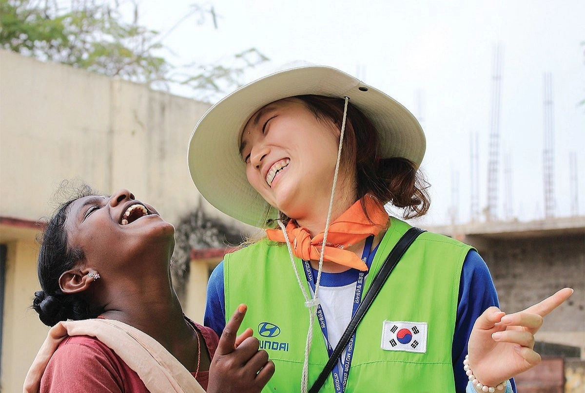 해피무브 봉사단에 참여한 자원봉사자가 현지 여성과 대화를 나누며 웃고 있다. 현대자동차그룹 제공.