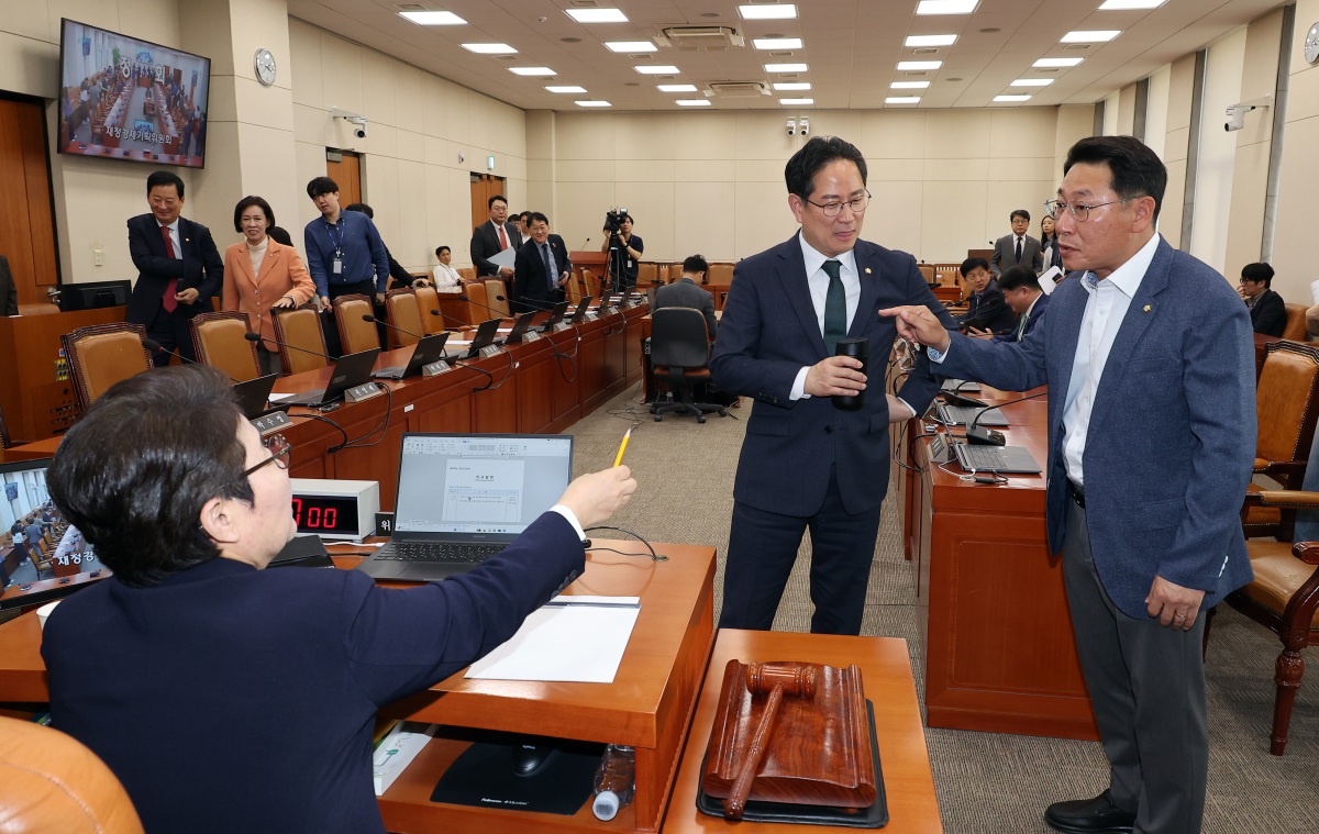 17일 국회에서 열린 국회 재정경제기획위원회 전체회의에서 신현송 한국은행 총재 후보자 인사청문경과보고서 채택이 야당 의원들의 반대로 정회된 후 임이자 위원장(왼쪽)이 국민의힘 박수영 간사(가운데), 더불어민주당 김영환 의원과 얘기를 나누고 있다. 연합뉴스