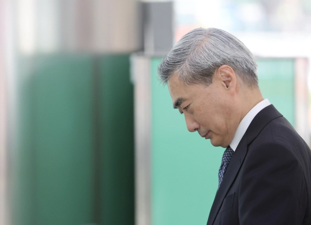 신현송 한국은행 총재 후보자가 17일 서울 중구 한화금융플라자에 마련된 인사청문회 준비사무실로 출근하고 있다. 연합뉴스