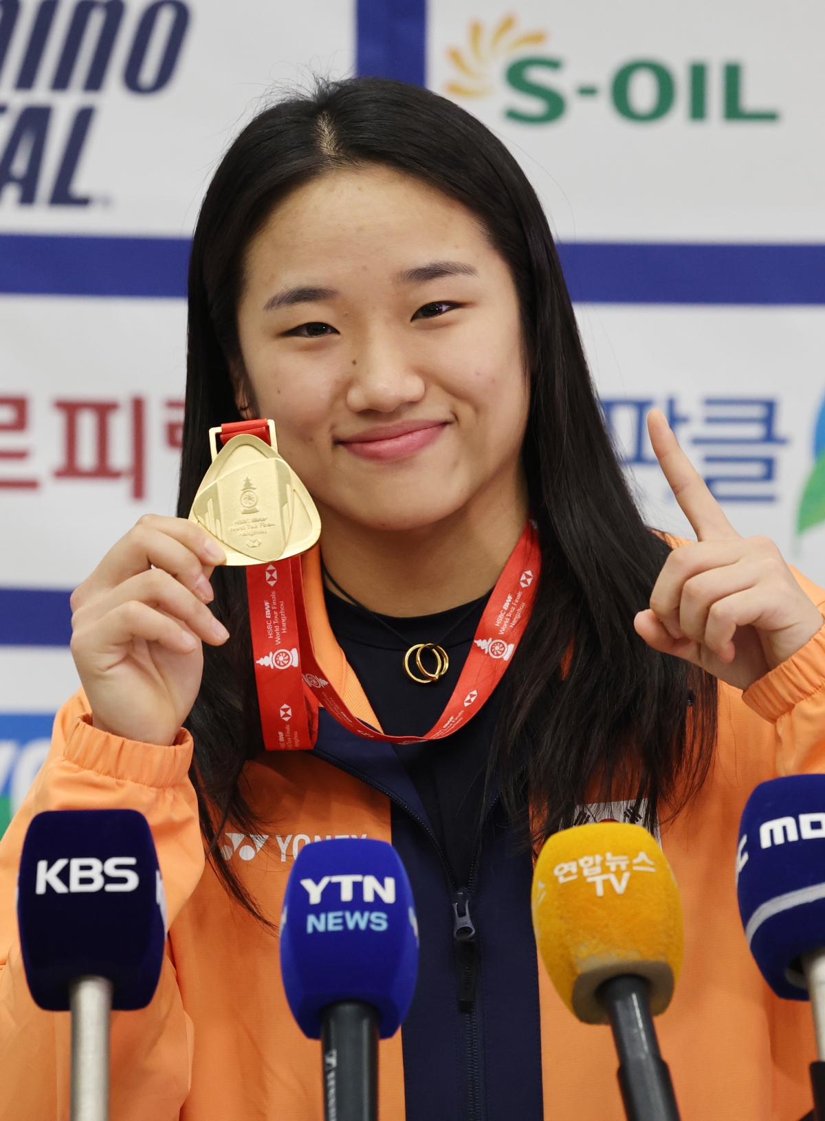 배드민턴 세계 최강 안세영이 지난해 12월 인천국제공항을 통해 귀국한 후 포즈를 취하고 있다. 연합뉴스