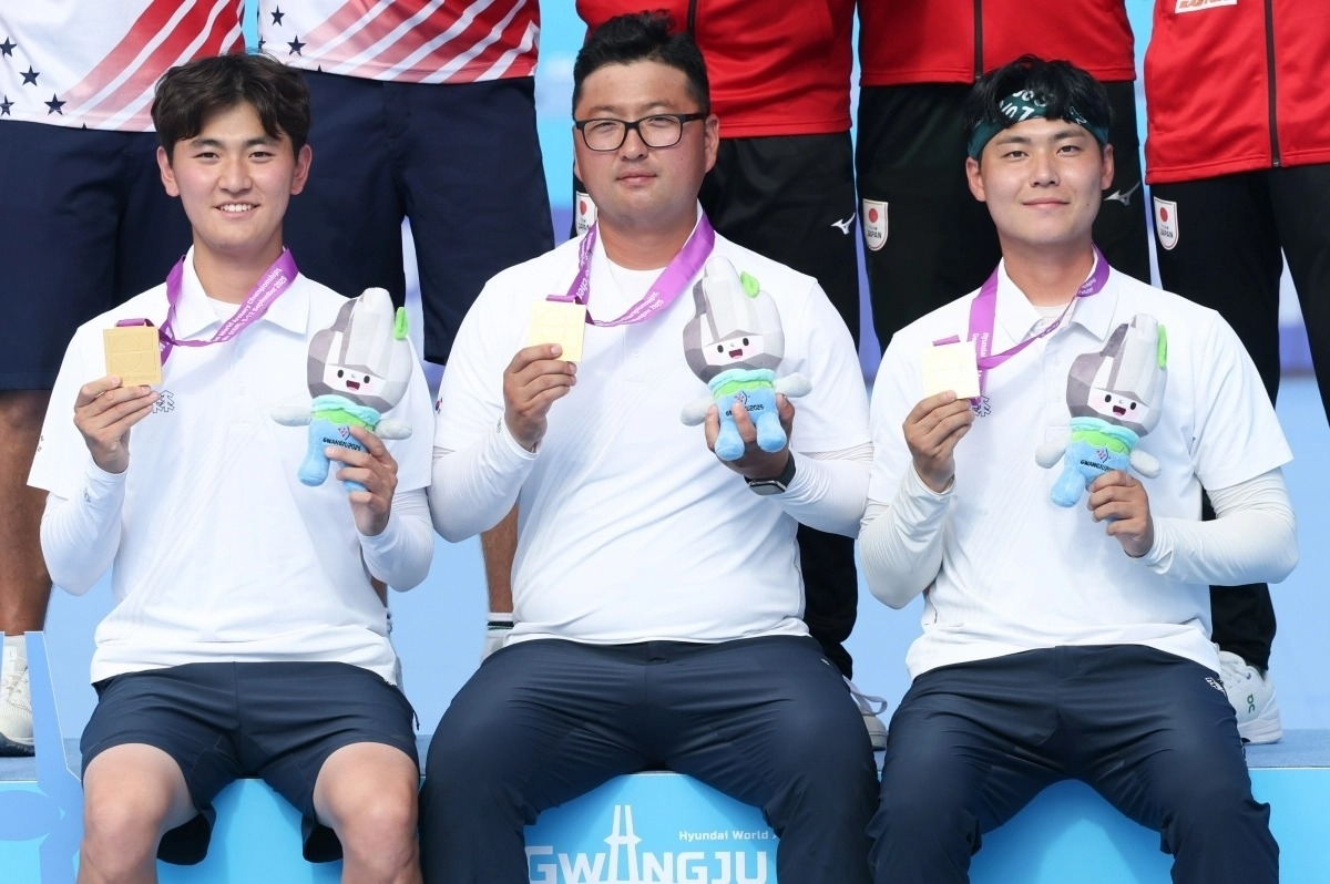 김제덕(왼쪽부터), 김우진, 이우석이 2025 광주 세계양궁선수권대회 리커브 남자 단체전 결승에서 미국을 꺾은 뒤 금메달을 자랑하고 있다. 광주 연합뉴스