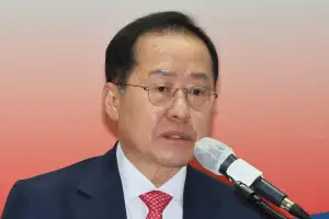청와대 간 홍준표 ‘TK신공항·MB 복원’ 요청…“이욕 난무한 요즘 정치 안타깝다”