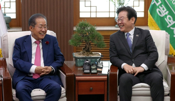 이재명 대통령이 17일 청와대에서 홍준표 전 대구시장과 비공개 오찬을 했다. 사진은 2023년 5월 10일 당시 더불어민주당 대표였던 이 대통령이 대구시청을 찾아 현직이었던 홍 시장과 면담하는 모습. 뉴시스