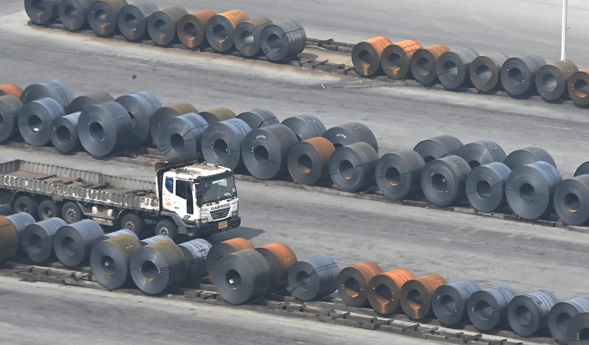 평택항에 쌓여있는 철강제품들