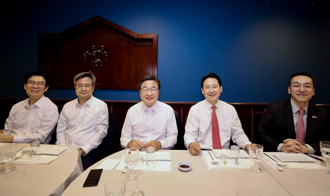 미국을 방문 중인 국민의힘 김민수 최고위원(오른쪽 부터), 장동혁 대표, 김대식, 김장겸, 조정훈 의원이 15일(현지시간) 미국 워싱턴DC 인근 식당에서 한국 워싱턴특파원단과 간담회를 하고 있다. 워싱턴 연합뉴스