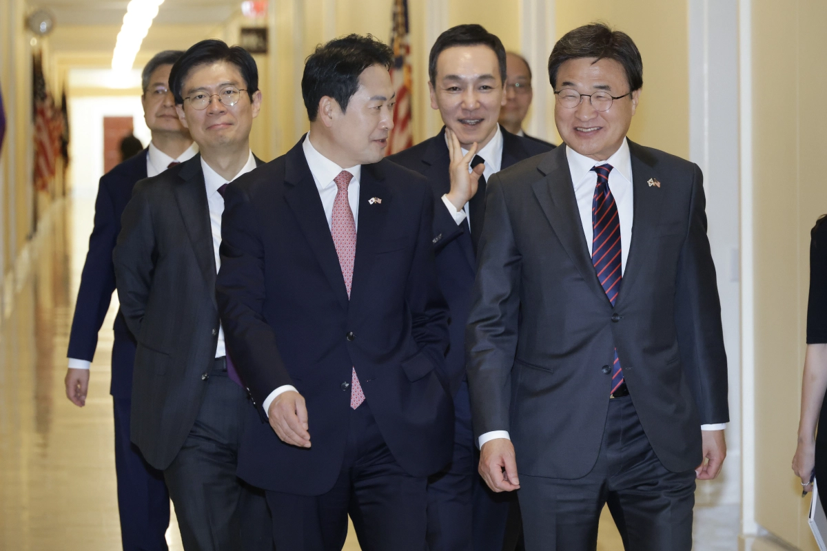 방미 중인 장동혁 국민의힘 대표가 지난 14일(현지시간) 라이언 징키(Ryan Zinke) 하원 외교위 외국무기판매TF 단장을 면담하기 위해 이동하며 김대식 특보단장 등과 대화하고 있다. 국민의힘 제공