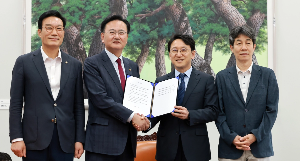 더불어민주당 천준호 원내운영수석부대표(오른쪽 두번째)와 국민의힘 유상범 원내운영수석부대표(왼쪽 두번째)가 17일 국회에서 6·3 지방선거와 관련해 합의를 마친 뒤 기념 촬영하고 있다. 왼쪽은 국회 정치개혁특별위원회 야당 간사인 국민의힘 서일준 의원, 오른쪽은 정개특위 여당 간사인 민주당 윤건영 의원. 연합뉴스