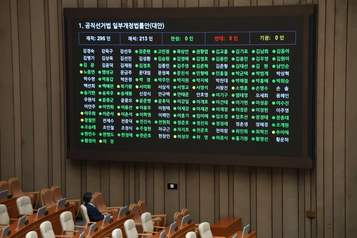 윤호중 행정안전부 장관이 18일 국회에서 열린 4월 임시국회 제6차 본회의에서 공직선거법 일부개정법률안 표결을 바라보고 있다. 2026.4.18 연합뉴스