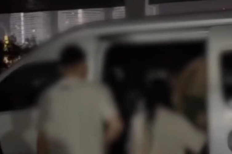 19세 딸이 캄보디아에서 납치·고문까지 당했다는 연락을 받고 납치범에게 11만 위안(약 2390만원)을 보냈지만 딸을 되찾지 못했다는 사건이 사실은 부모로부터 돈을 받아내기 위한 딸의 자작극으로 드러났다. 사진은 16일(현지시간) 태국 경찰의 급습으로 체포된 중국인들이 경찰 차량에 오르는 모습. 채널7 보도화면 캡처