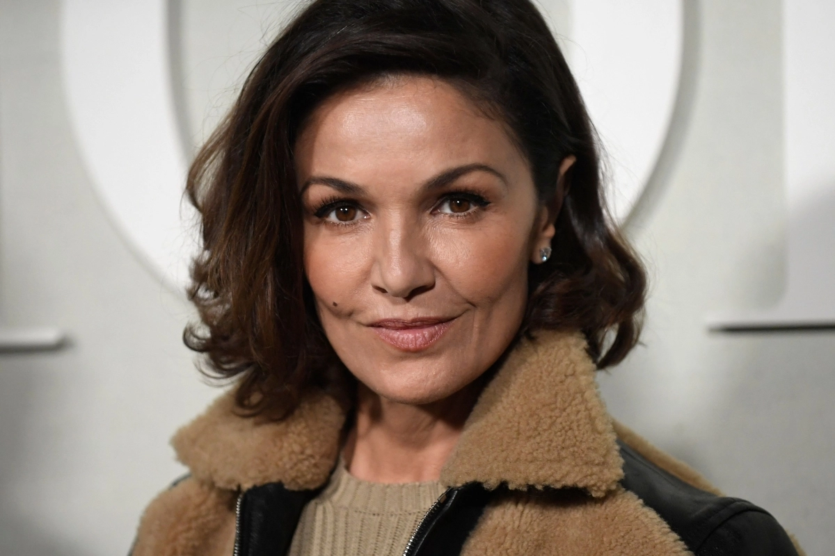 18일(현지시간) 프랑스 일간 르파리지앵은 배우 나디아 파레스가 지난 주말 파리의 한 고급 수영장에서 의식불명으로 발견됐다가 며칠 만에 세상을 떠났다고 전했다. 사진은 고인이 2022년 9월 27일 파리에서 열린 파리 여성복 패션 위크 기간 중 크리스찬 디올 2023 봄·여름 패션쇼에 참석하고 있는 모습. AFP 연합뉴스 자료사진