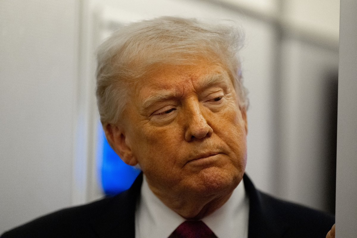 도널드 트럼프 미국 대통령이 17일(현지시간) 메릴랜드주 앤드류스 합동기지로 향하는 에어포스원 기내에서 기자들과 이야기를 나누고 있다. 2026.4.17 AP 연합뉴스