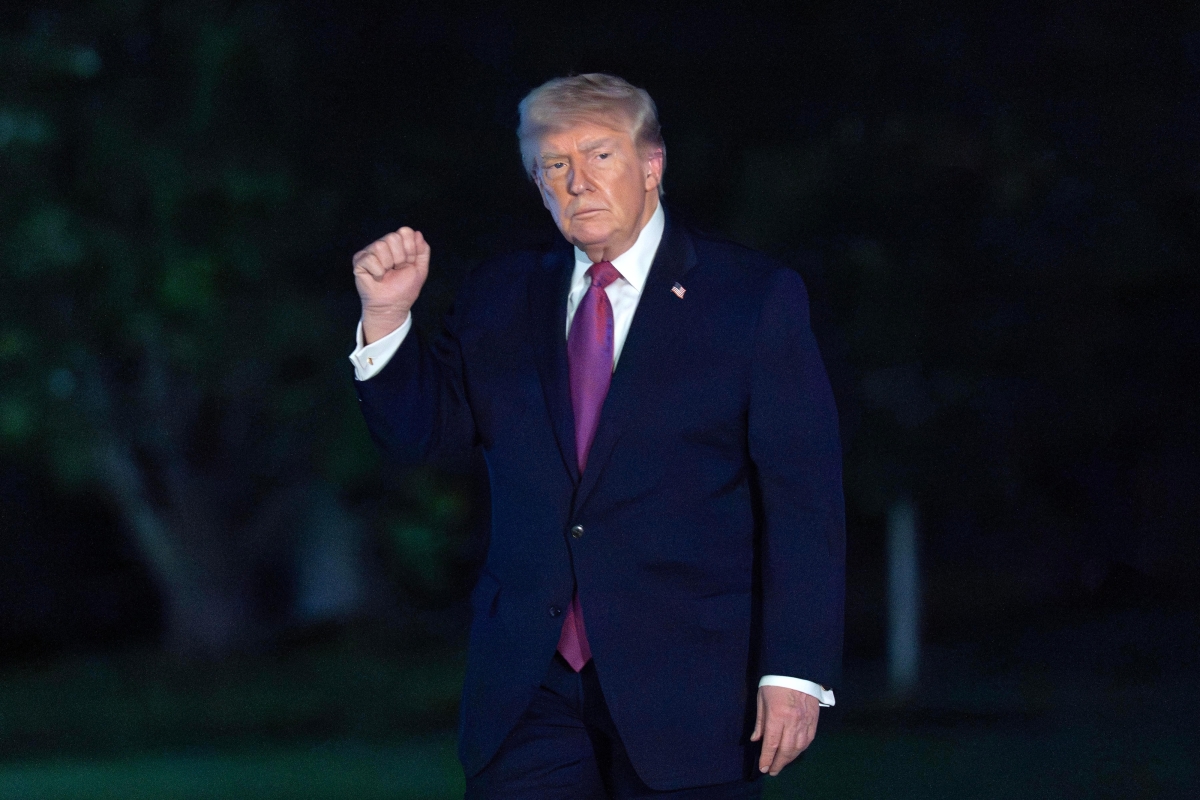 도널드 트럼프 미국 대통령이 17일(현지시간) 워싱턴DC 백악관에 도착해 전용기 에어포스원에서 내린 뒤 남쪽 잔디밭을 걸으며 기자들에게 손을 흔들고 있다. 2026.4.17 AP 연합뉴스