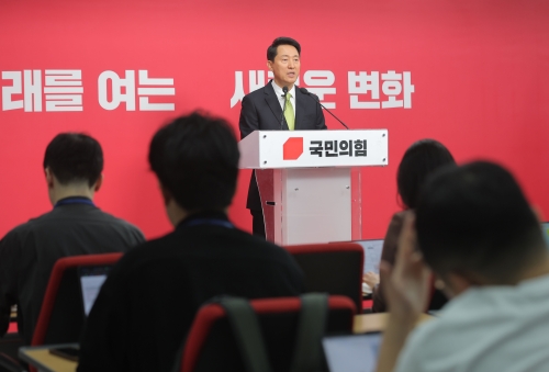 6·3 지방선거 국민의힘 서울시장 후보로 확정된 오세훈 서울시장이 18일 서울 여의도 국민의힘 당사에서 기자회견을 하고 있다.  연합뉴스